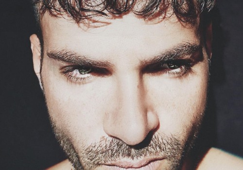 What sets Valuxxo apart from other natural skincare brands for men?